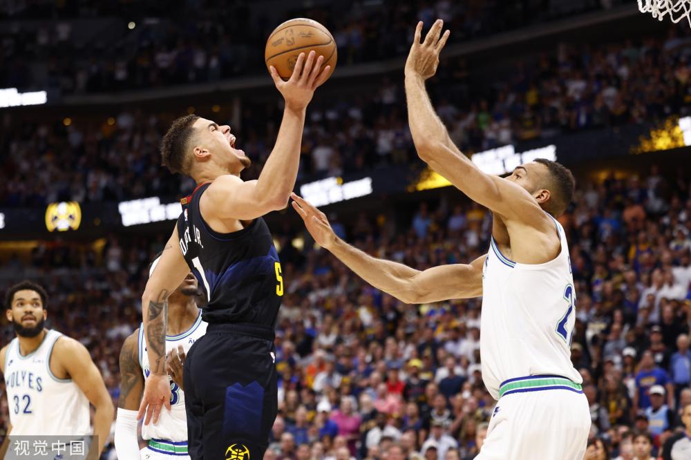 并捂住右膝 并捂住右膝