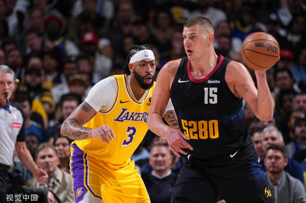 球队肩负着 球队肩负着