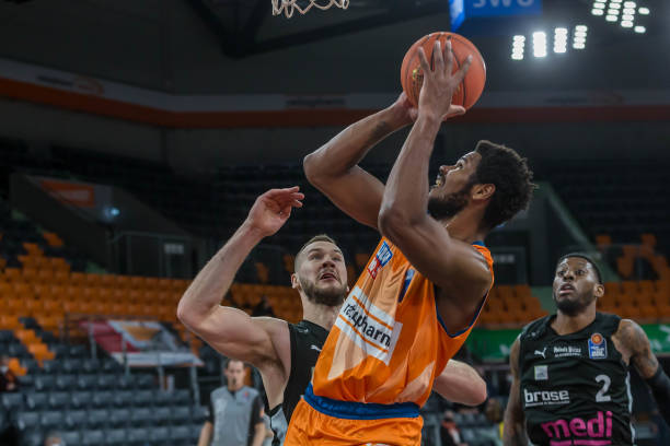 而是攻防两 而是攻防两